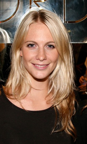 joanne-black-poppy-delevigne